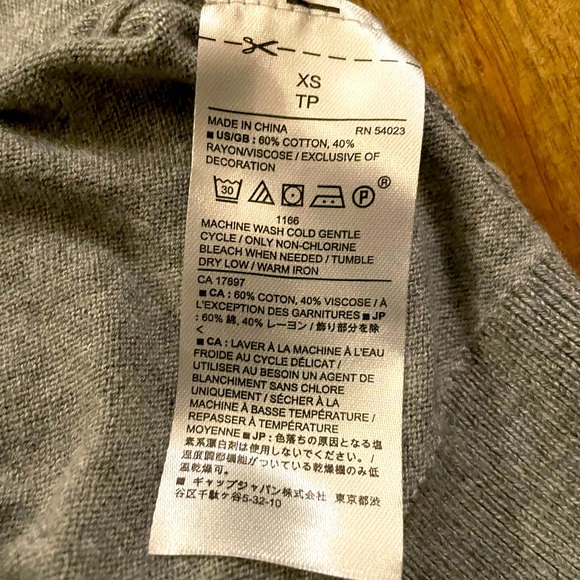 Banana Republic light gray sweater with embroidered cat detail. Size XS - Picture 5 of 6